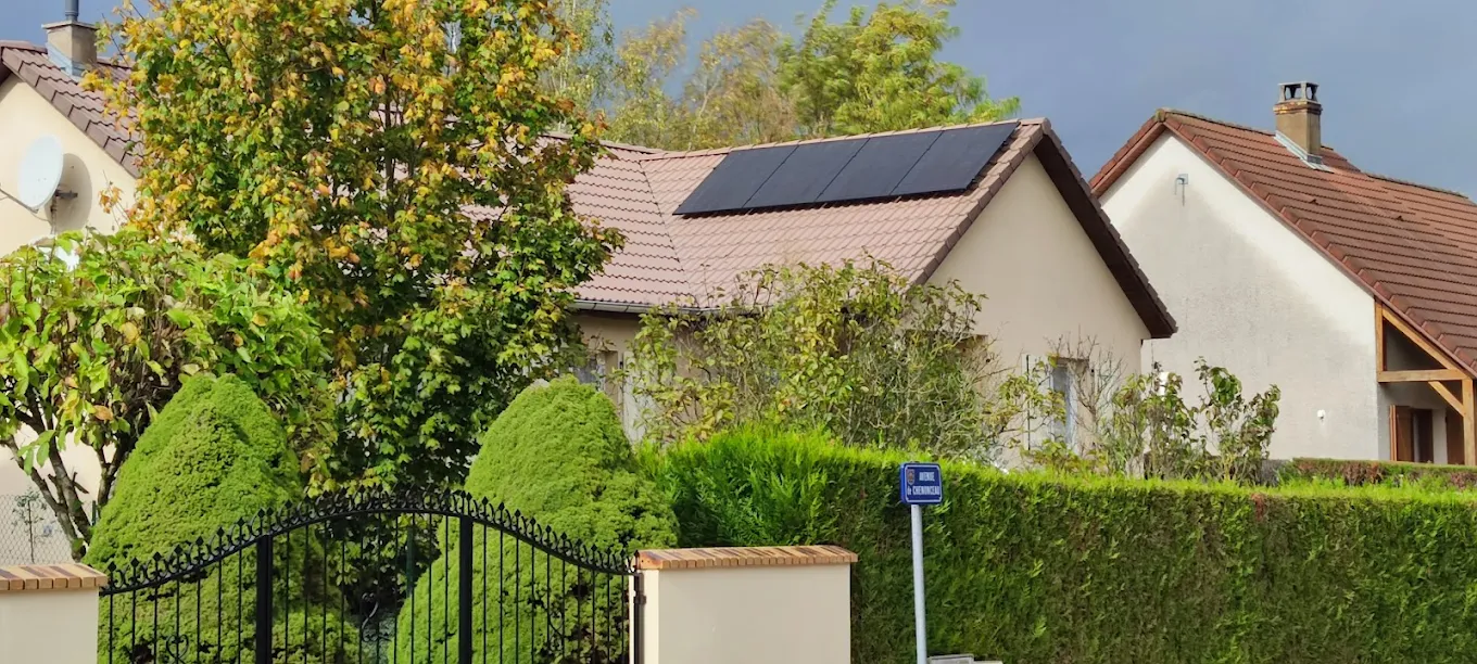 Panneaux photovoltaïques installés sur le toit d'une maison